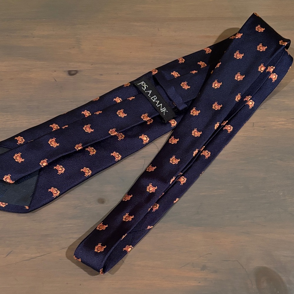 JOS. A. BANK silk tie (w/crabs)